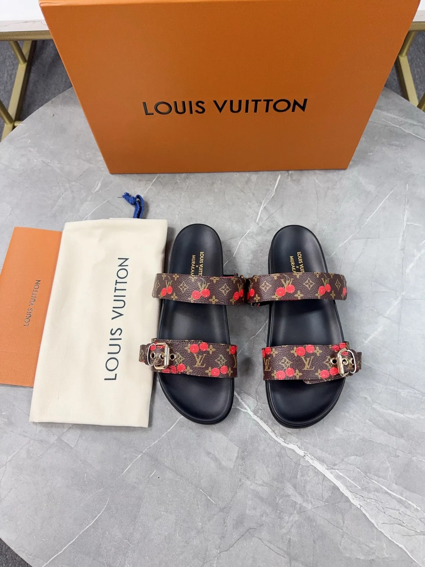 👟👟Ex-factory price 400👟👟 LV2025 spring and summer new slippers🌟The belt buckle is adjustable and elastic design, full of beach style, original molded LV metal logo decoration, fashionable and beautiful, super versatile🤳🏻Cow leather upper/custom imported jacquard fabric/original old flower leather material, water-dyed sheepskin lining (water platform + rubber sole) three-layer combination outsole 🔶Size: Female 35-43 Male: 38-46